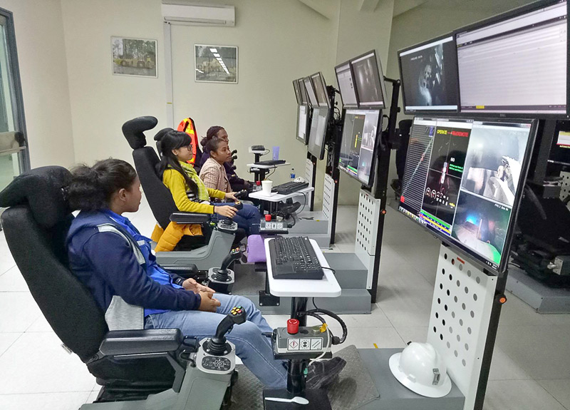 Female trainees using Command for Underground